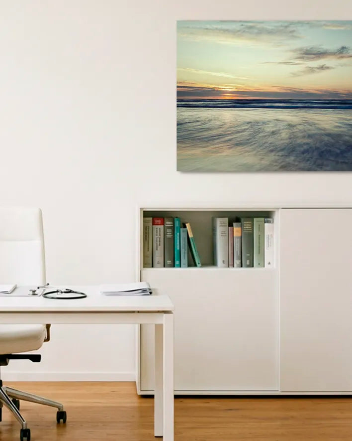 Ein beruhigendes Wandbild mit nordischem Flair im Bahandlungsraum.