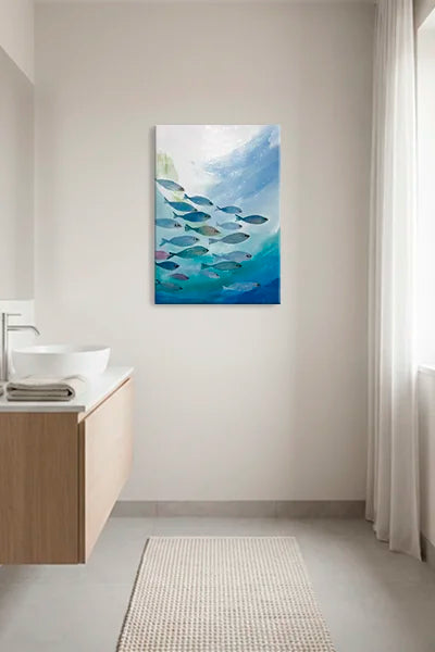 Inspiration im Badezimmer: Große Leinwand mit Fischmotiv iin Farben des Wassers.