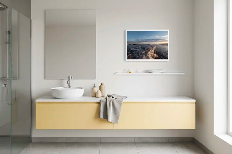 Badezimmer-Inspiration: Meerfotografie mit Brandung in der Morgendämmerungn.
