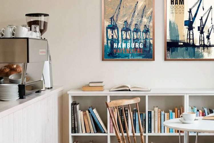 Hochwertige Stadtposter mit emotionaler Typografie in einem urgemütlichen Lesecafé.