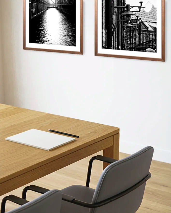 Edle Wandbilder in Schwarz-Weiss im Eichenholzrahmen. Professionelle Atmosphäre in Besprechungs- und Konferenzbereichen.