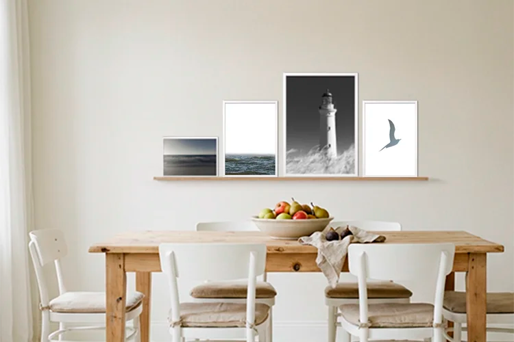 Skandinavisches Esszimmer, maritime Bilder von Thomas Kaminsky auf einer Bilderleiste.