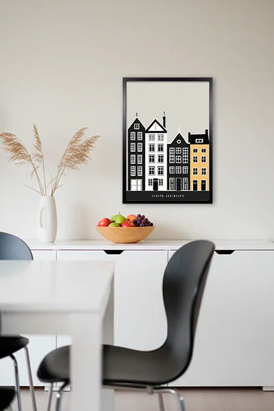 Modernes nordisches Esszimmer mit reduziertem Kopenhagen-Nyhavn-Bild im schwarzen Rahmen.