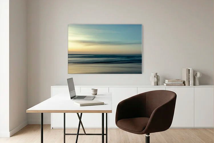 Enstspannung und Fokus im Home-Office. Eine große Leinwand mit ruhigem Meermotiv.