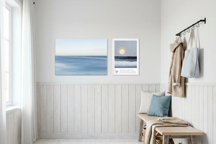 Mariutime Wandbilder in ener skandinavischen Diele. Eine große Leinwadn kombiniert mit einem Bild im weißen Rahmen.