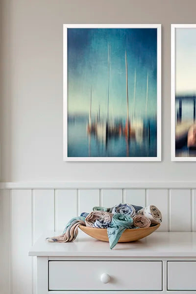 Inspiration Flur: Nautische Fine-Art-Prints im weißen Holzrahmen.