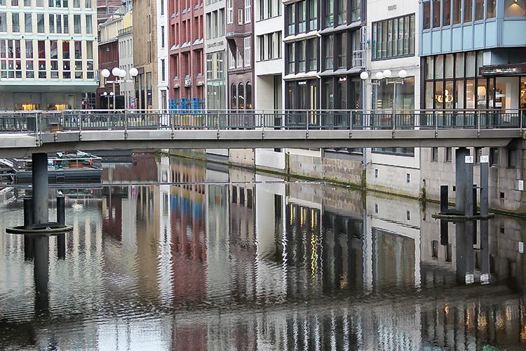 Die Hamburger Innenstadt ist durchzogen von Fleeten und Kanälen in denen sich Fassaden prächtig spiegeln.