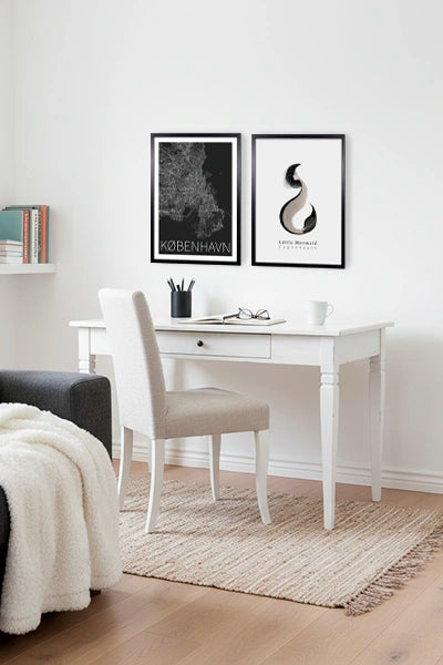 Motiivierende Kopenhagen-Bilder über dem Schreibtisch im Home-Office.