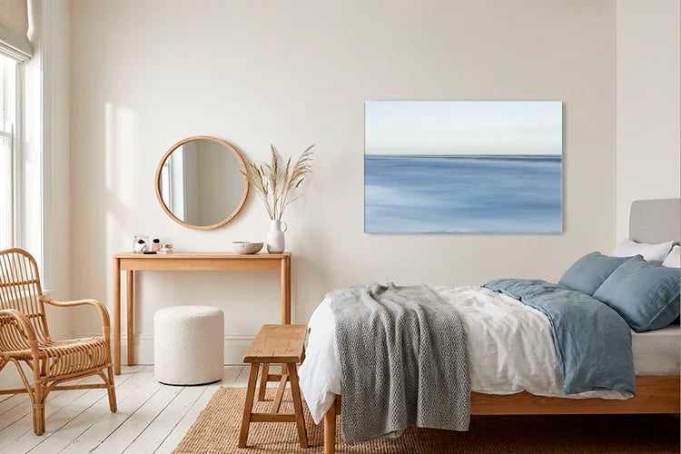 Hyggelige Stimmung im Schhlafzimmer. Eine große Leinwand mit einem traumhaften Meerbild.