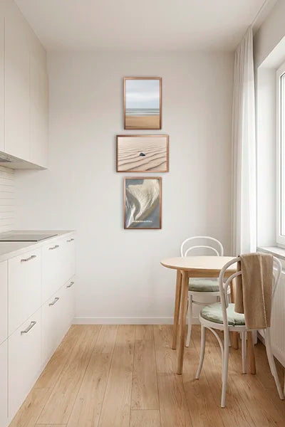 Maritimes Bilder-Ensemble in einer kleinen Küche.