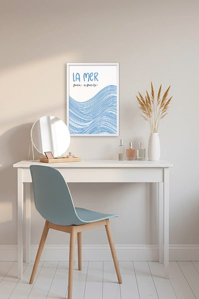 Inspiration mit einem Sprüche-Poster über dem Schminktisch im Schlafzimmer.