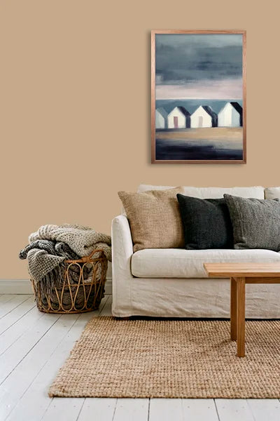 Harmonisch: Die Wandfarbe wird im Bild und im Kissen aufgegriffen.