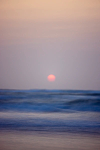 Künstlerische Meerfotografie mit untergehender Sonne.