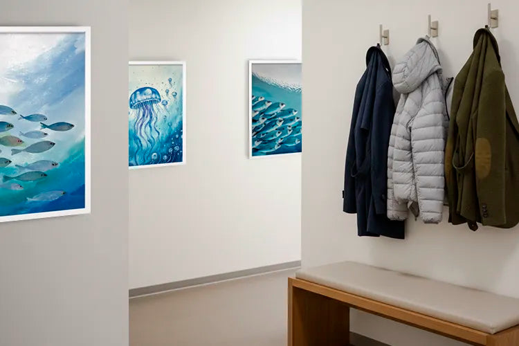 Ein einheitliches Konzept für Garderobe und Flure in Artztpraxen.