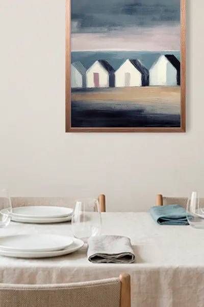 Abstrakte Illustrationen als Wandbild integrieren sich harmonisch in ein gemütliches Ammbiente.